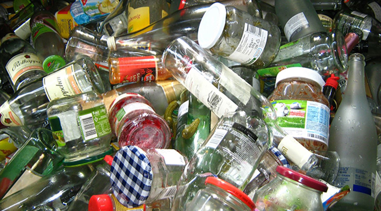 Billedet viser forskellige typer glasbeholdere til genbrug